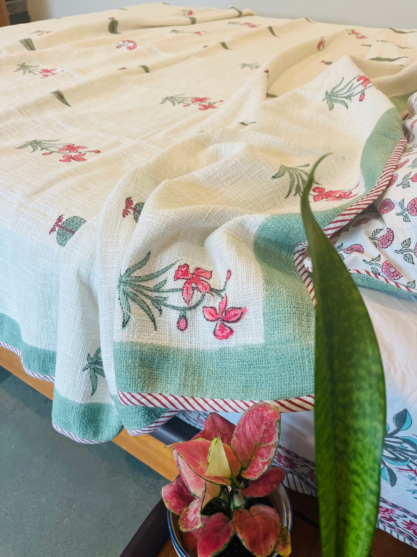 Gulaabi Cypress Buta Jute Bedcover