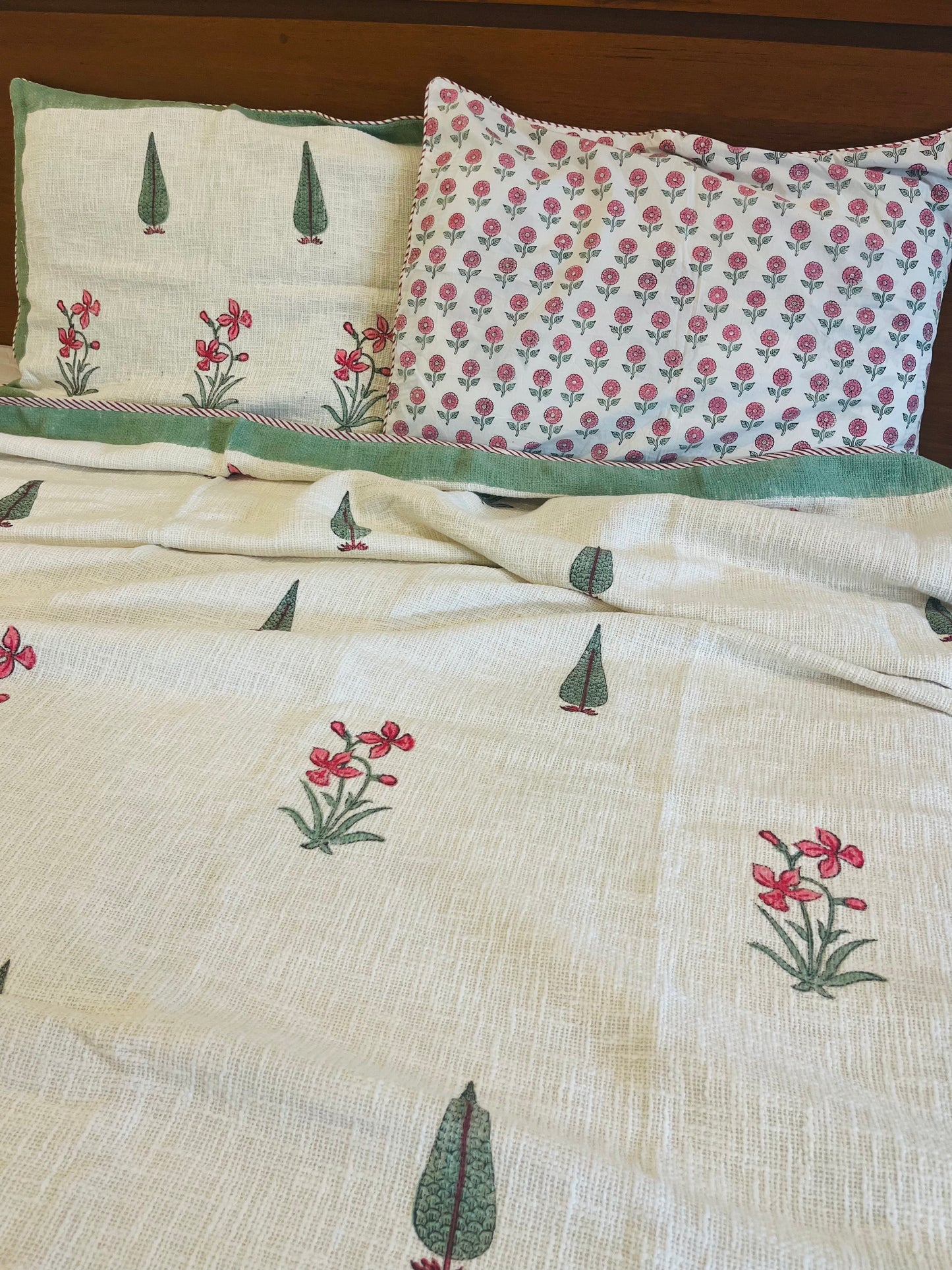 Gulaabi Cypress Buta Jute Bedcover
